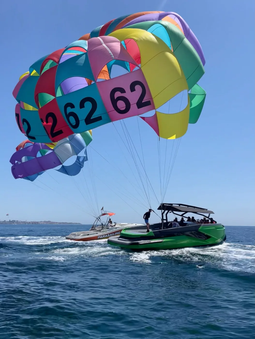 Barcos con los paracaídas desplegados